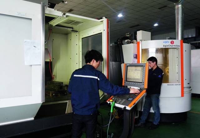 模具車間3.jpg 模具車間3.jpg